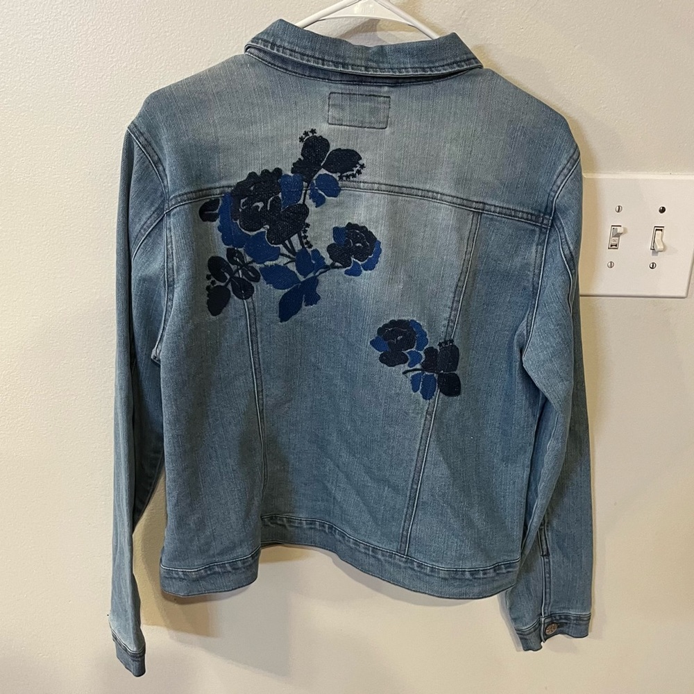 cute jean jacket with floral design on back
brand hannah
size medium